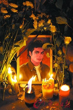 迈克尔杰克逊去世引发全球悼念，死因成谜身后事纷繁