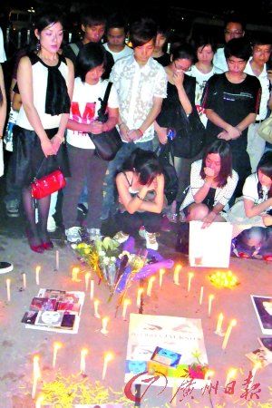 广州歌迷自发哀悼。记者罗敏 摄