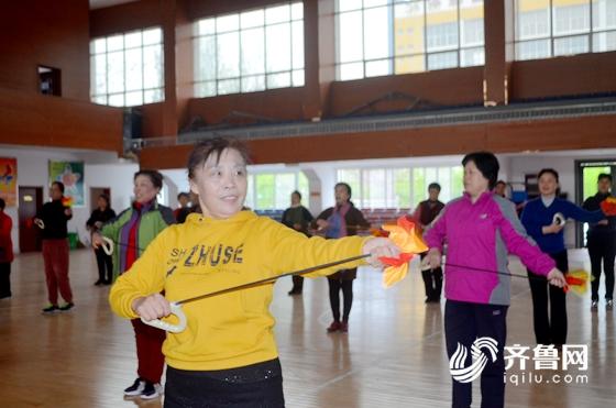 健身球操动作要领_新泰市健身球操培训班_第九套健身球下载